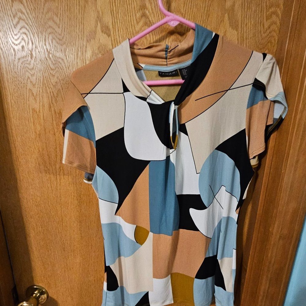 tahari geo print top us size m made in Vietnam great condition.
